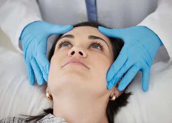 Tua Cara Perfeita Para Isso Médico Que Analisa Rosto Doente — Fotografia de Stock