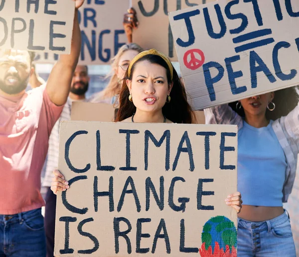 Bojuje Naši Planetu Vystřižený Portrét Skupiny Mladých Lidí Protestujících Městě — Stock fotografie