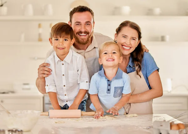 Göra Varandra Till Prioritet Ung Familj Som Bakar Tillsammans — Stockfoto