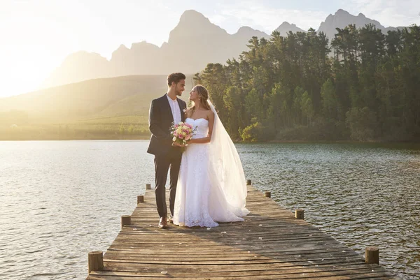 Juntos Camino Vida Largura Completa Una Novia Cariñosa Novio Fuera — Foto de Stock