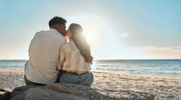 Каждый Поцелуй Первый Молодая Пара Целуется Проводя День Пляже — стоковое фото
