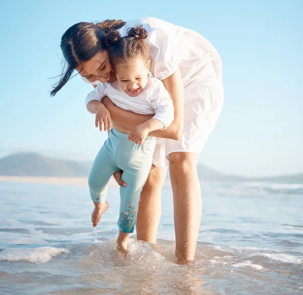 Miluje Když Namočí Nohy Mladá Žena Pláži Svou Rozkošnou Dcerou — Stock fotografie