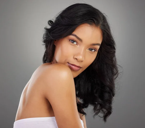 Locks Give Confidence Cropped Portrait Attractive Young Woman Posing Studio — Stock Photo, Image