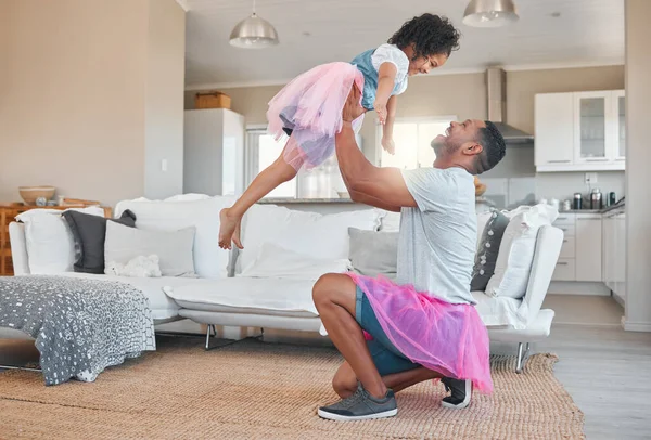 Zvednout Otec Dcera Tančí Obývacím Pokoji Společně Doma — Stock fotografie