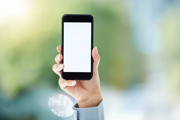 Ndirmen Gereken Uygulama Ofiste Dikilirken Ekranı Görüntülemek Için Cep Telefonunu — Stok fotoğraf