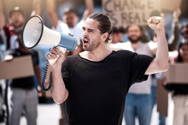 Nem Hátrálunk Meg Egy Fiatalember Kiabál Egy Hangosbeszélőn Keresztül Tiltakozás — Stock Fotó