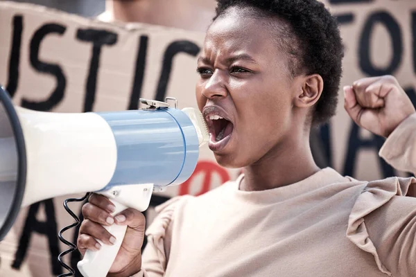 Nezastavíme Dokud Nás Neuslyší Mladá Žena Křičící Megafonem Protest — Stock fotografie