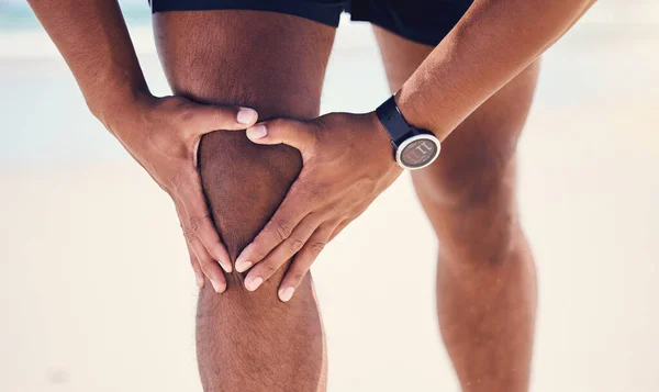 Meu Joelho Homem Experimentando Desconforto Seu Joelho Enquanto Fora Para — Fotografia de Stock