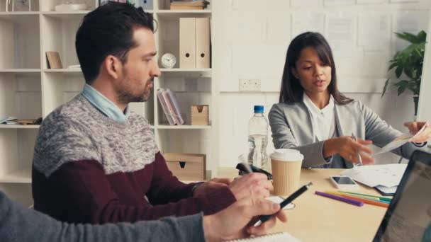 Equipo Marketing Reuniones Negocios Gráficos Papel Discusión Planificación Análisis Investigación — Vídeos de Stock