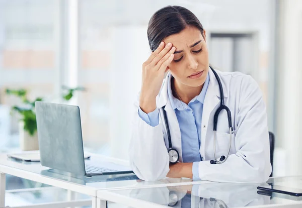 Médicos Também Têm Dificuldades Jovem Médico Olhando Estressado Enquanto Trabalhava — Fotografia de Stock