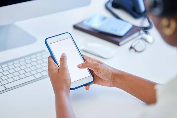 Bağlantıların Seni Nereye Götürecek Ofiste Boş Ekranlı Cep Telefonu Kullanan — Stok fotoğraf