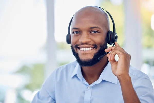 Zaken Gaan Goed Een Jonge Mannelijke Call Center Agent Die — Stockfoto