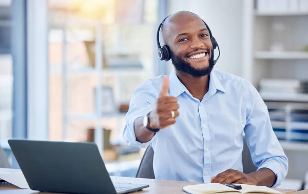 Geweldige Klantenservice Een Jonge Mannelijke Call Center Agent Toont Een — Stockfoto