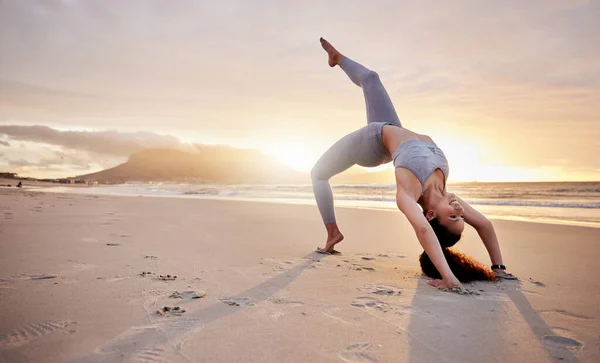 Vücudun Harika Şeyler Yapabilir Sahilde Yoga Yapan Genç Bir Kadın — Stok fotoğraf