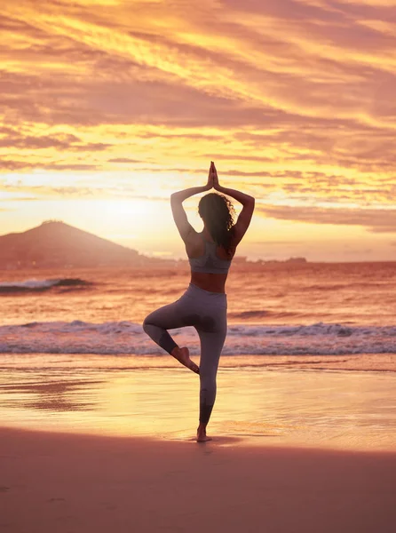 Anı Yaşa Sahilde Yoga Yapan Genç Bir Kadın — Stok fotoğraf