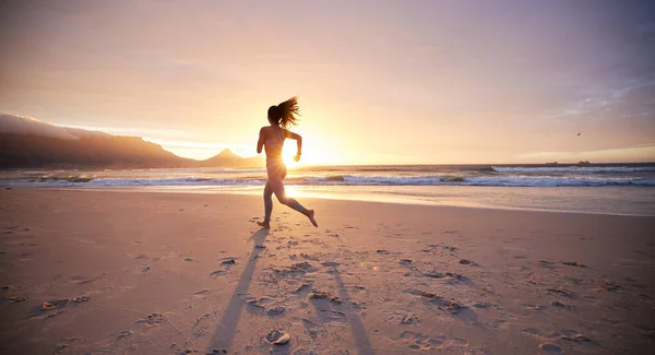 Jdi Svém Abys Žil Zdravě Mladá Žena Cvičící Jógu Pláži — Stock fotografie