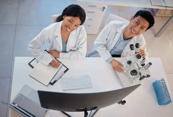 Elkaar Beter Maken Twee Laboratoriummedewerkers Samen Hun Kantoor — Stockfoto