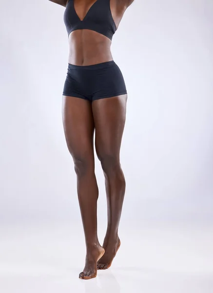 长腿很美 在工作室背景下炫耀自己身体的女人 — 图库照片