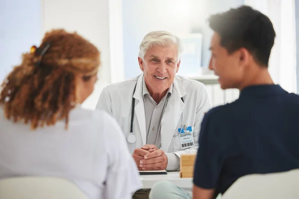 Suo Lavoro Gli Gioia Medico Maturo Che Controllo Con Paziente — Foto Stock