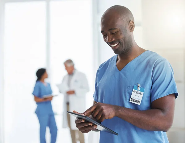 Hasta Dosyalarını Dijital Formda Tutmak Değerlendirmek Hastanede Dijital Tablet Kullanan — Stok fotoğraf