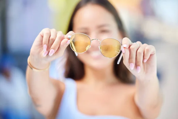 Sommer Mode Und Sonnenbrille Den Händen Der Frau Für Stil — Stockfoto