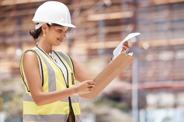 Bouwvakker Checklist Klembord Vrouw Inspectie Veiligheidscontrole Stadsplanning Ingenieur Het Werk — Stockfoto