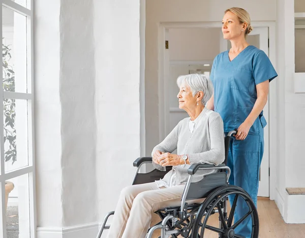 事情会好转的 我只知道这一点 在养老院照顾坐在轮椅上的老年妇女的护士 — 图库照片