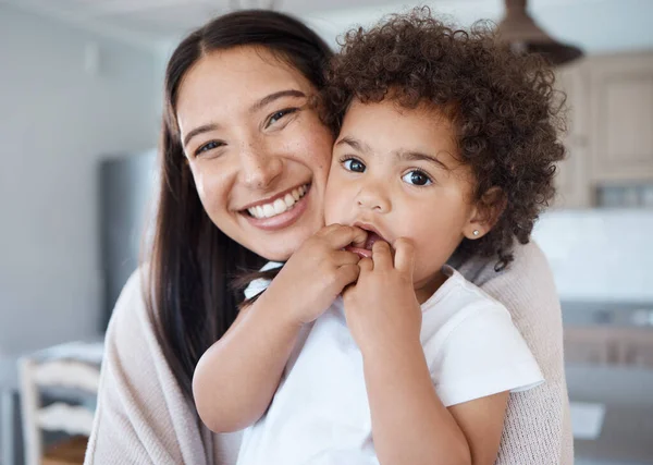 Elle Est Tellement Parfaite Une Jeune Mère Tenant Fille Maison — Photo