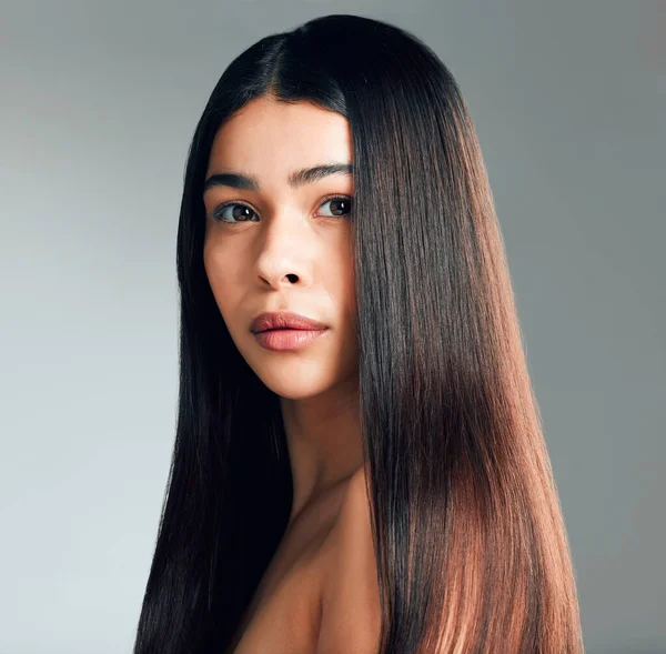 Estás Tratando Cabello Con Cuidado Que Necesita Estudio Una Hermosa —  Fotos de Stock