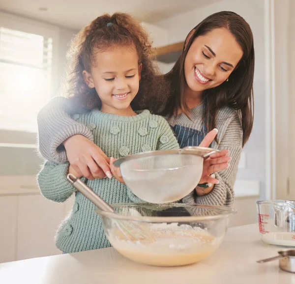我们想要我们的蛋糕又轻又蓬松 一位母亲和她的女儿在自家厨房里烘焙 — 图库照片
