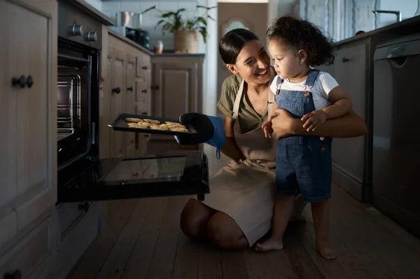 Biscotti Latte Sia Una Giovane Mamma Che Cuoce Con Suo — Foto Stock