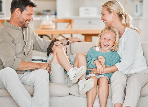 Familie Plezier Een Schattige Kleine Jongen Meisje Wordt Gekieteld Door — Stockfoto