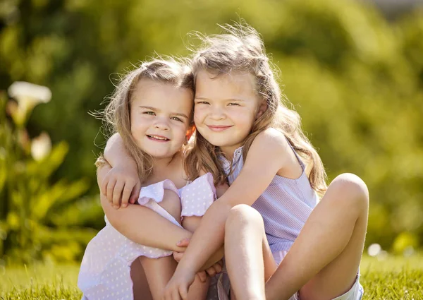 Aku Membawa Semua Saudariku Bersamaku Dua Gadis Kecil Yang Menggemaskan — Stok Foto