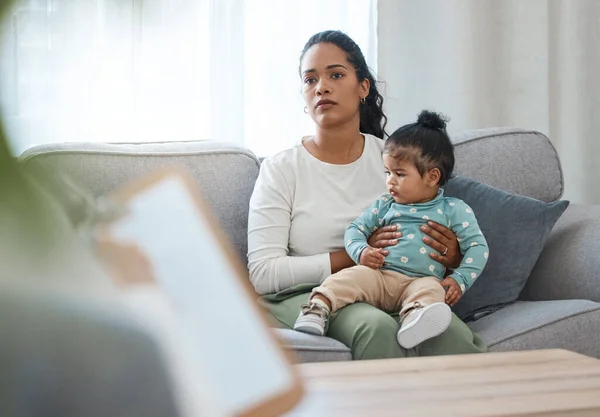 Pédopsychologue Est Parfois Nécessaire Une Jolie Jeune Femme Assise Avec — Photo