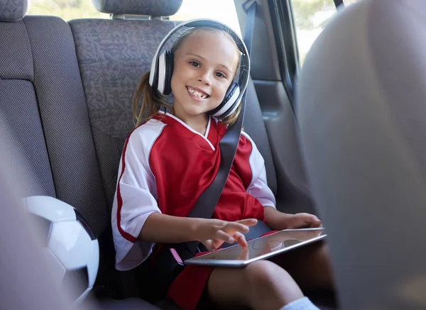 Futebol Carro Menina Com Tablet Para Música Viajando Para Prática — Fotografia de Stock