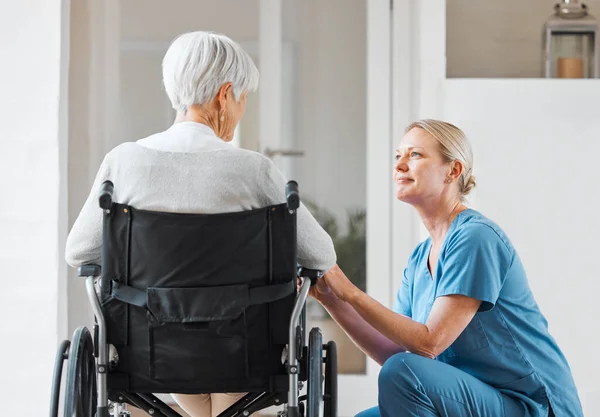 告诉我怎样才能让你的生活更舒适 在养老院照顾坐在轮椅上的老年妇女的护士 — 图库照片