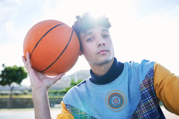 Atleta Quadra Basquete Livre Bola Mão Para Fitness Esportivo Foco — Fotografia de Stock