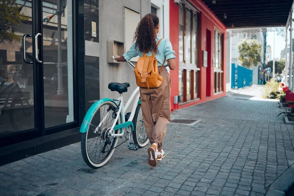 Bicicleta Cidade Vista Para Trás Mulher Negra Andando Rua Estrada — Fotografia de Stock