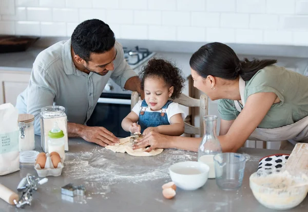 在厨房里玩的开心一对夫妇在家里和他们的幼儿一起烘焙 — 图库照片