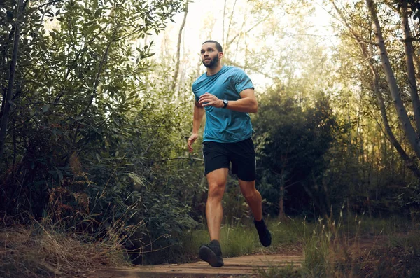 Fit Man Natuur Loopt Het Bos Loopt Voor Cardiovasculaire Gezondheid — Stockfoto