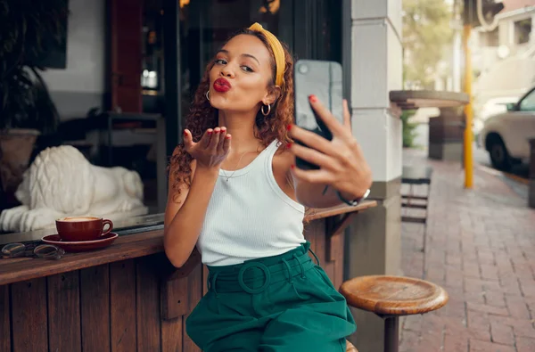 Caffè Selfie Smartphone Donna Nera Con Caffè Revisione Ristorante Social — Foto Stock