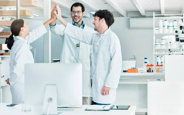 Emozionati Dalla Scoperta Delle Loro Squadre Gruppo Giovani Scienziati Che — Foto Stock