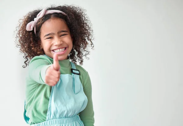 Questo Alzare Pollice Una Bambina Adorabile Piedi Sola Mostrando Pollice — Foto Stock