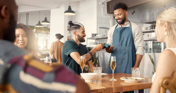 Commerce Reso Vita Molto Più Facile Giovane Che Effettua Pagamento — Foto Stock