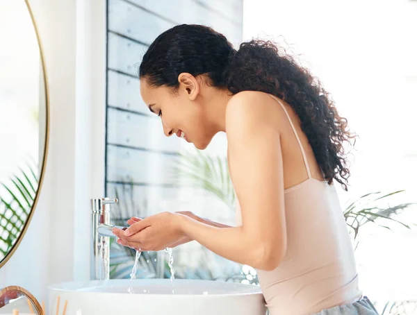 Questo Svegliera All Istante Una Giovane Donna Che Lava Viso — Foto Stock