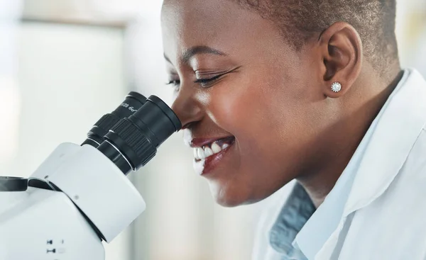 Arbeiten Einem Weiteren Kontrollierten Experiment Eine Junge Frau Unter Dem — Stockfoto