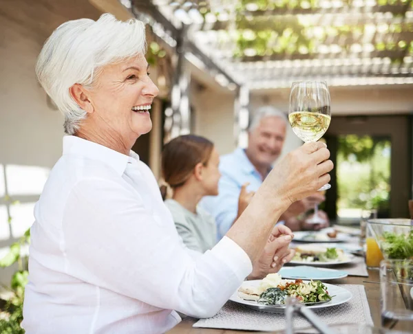 Een Toost Familie Vieren Een Familie Die Een Toast Deelt — Stockfoto