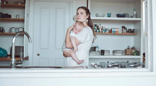 Know What Love Beautiful Young Mother Bonding Her Newborn Home — Stock Photo, Image