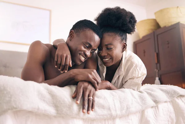 Falamos Durante Horas Jovem Casal Relaxando Juntos Casa — Fotografia de Stock