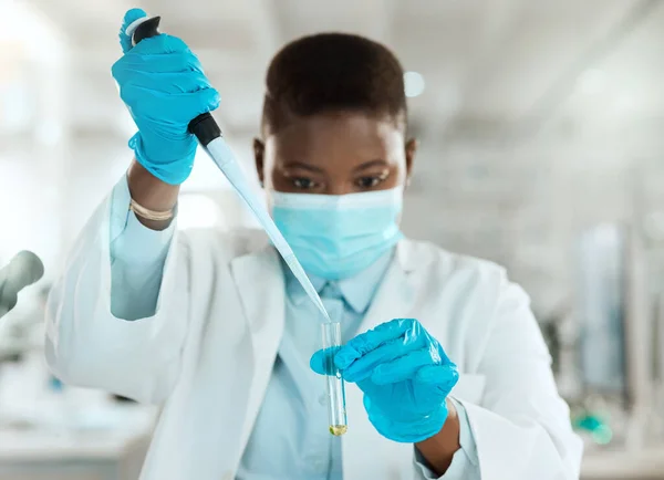 Nach Und Nach Eine Junge Wissenschaftlerin Sitzt Allein Ihrem Labor — Stockfoto